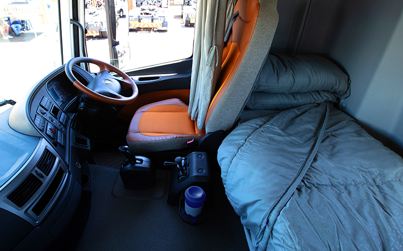 Once inside the Auman 6×4 you’ll find a spacious, sedan inspired driver-centric cabin built for maximum comfort on long journeys. The spacious high-roof sleeper cab is equipped with dual sleeping bunks, ensuring restful breaks for long-haul drivers